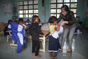 Thầy cô dành tặng quần áo mới cho học sinh vùng cao trong sáng khai giảng