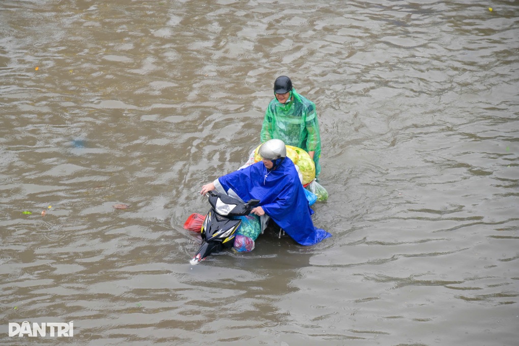 Mưa lớn sáng nay ở Hà Nội có vượt đợt mưa ngập ngày 30/9? - 2