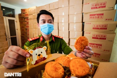 Hà Nội: Tạm giữ xe chở 10 tấn bánh trung thu lậu "đội lốt" luồng xanh