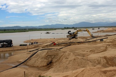 Đình chỉ 6 đơn vị khai thác cát trên sông Ba