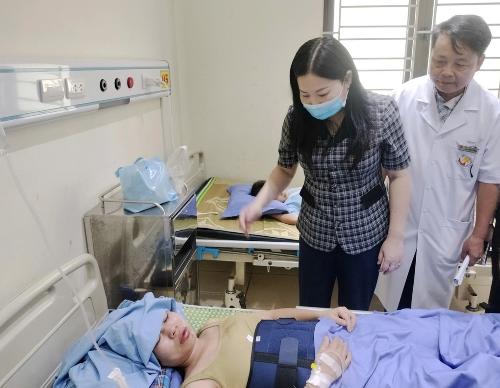 Vụ phó bí thư xã tông nhiều người: Nạn nhân bị hất văng, nằm la liệt - 1 Vụ phó bí thư xã tông nhiều người: Nạn nhân bị hất văng, nằm la liệt - 1