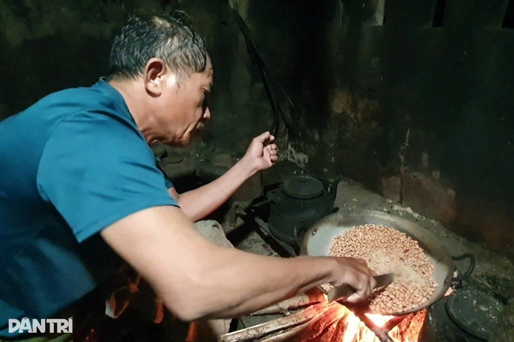 Cựu chiến binh một chân, 35 năm đạp xe bán món quà tuổi thơ - 4 Cựu chiến binh một chân, 35 năm đạp xe bán món quà tuổi thơ - 4