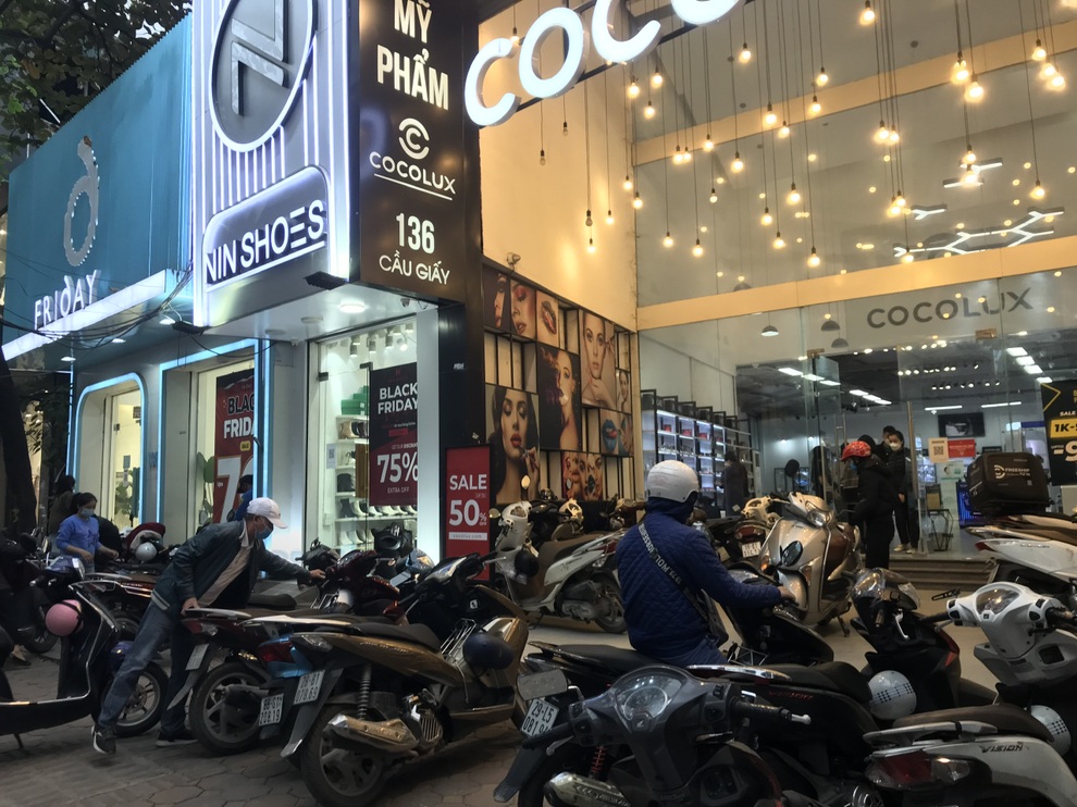 Black Friday 2021: Quán vắng tanh, khách lèo tèo đúng nghĩa ngày đen tối - 5 Black Friday 2021: Quán vắng tanh, khách lèo tèo đúng nghĩa ngày đen tối - 5