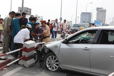 Xế hộp ủi bay con lươn cầu Calmette, hai người bị thương