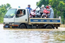 CSGT Hà Nội dùng xe tải chở người dân qua điểm ngập