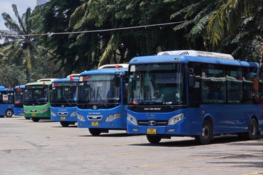 Nhiều tuyến buýt ở TPHCM chạy miễn phí, tặng cờ Tổ quốc dịp 2/9