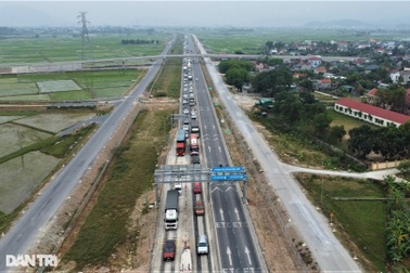 Tài xế quên nạp tiền vào tài khoản VETC, cao tốc Diễn Châu - Bãi Vọt ùn tắc