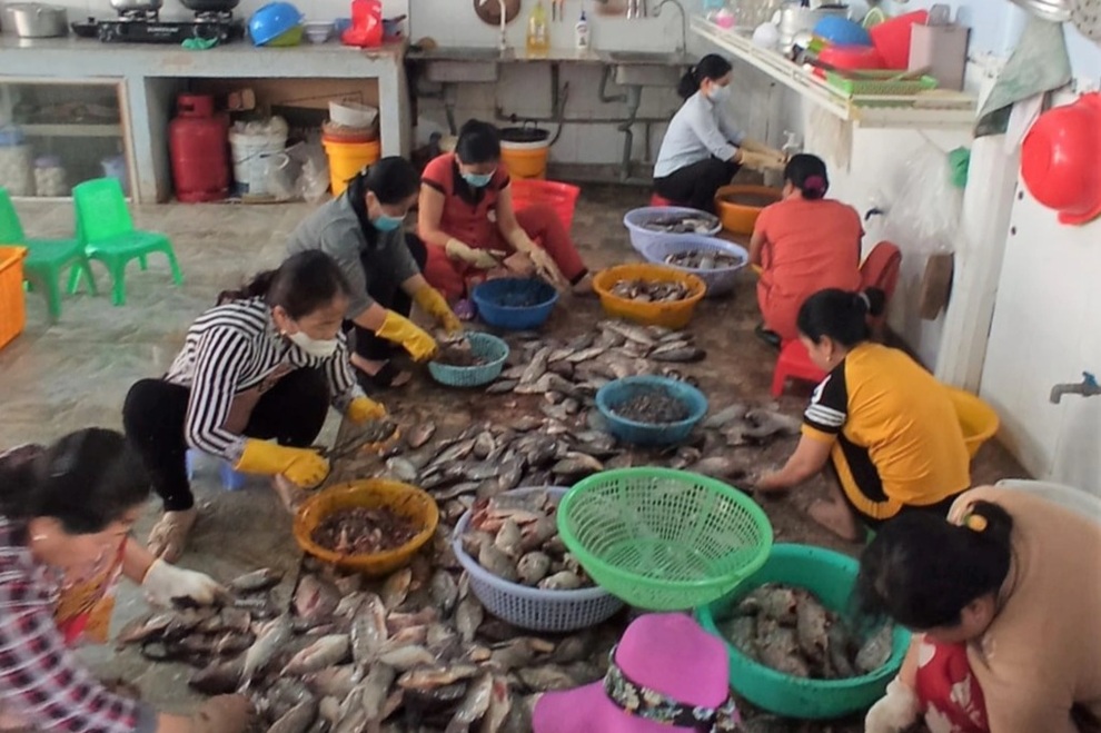Tất bật làm gần tấn cá hỗ trợ bữa ăn cho dân về từ vùng dịch - 2 Tất bật làm gần tấn cá hỗ trợ bữa ăn cho dân về từ vùng dịch - 2