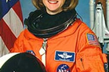 NASA chọn nữ chỉ huy tàu vũ trụ Atlantis
