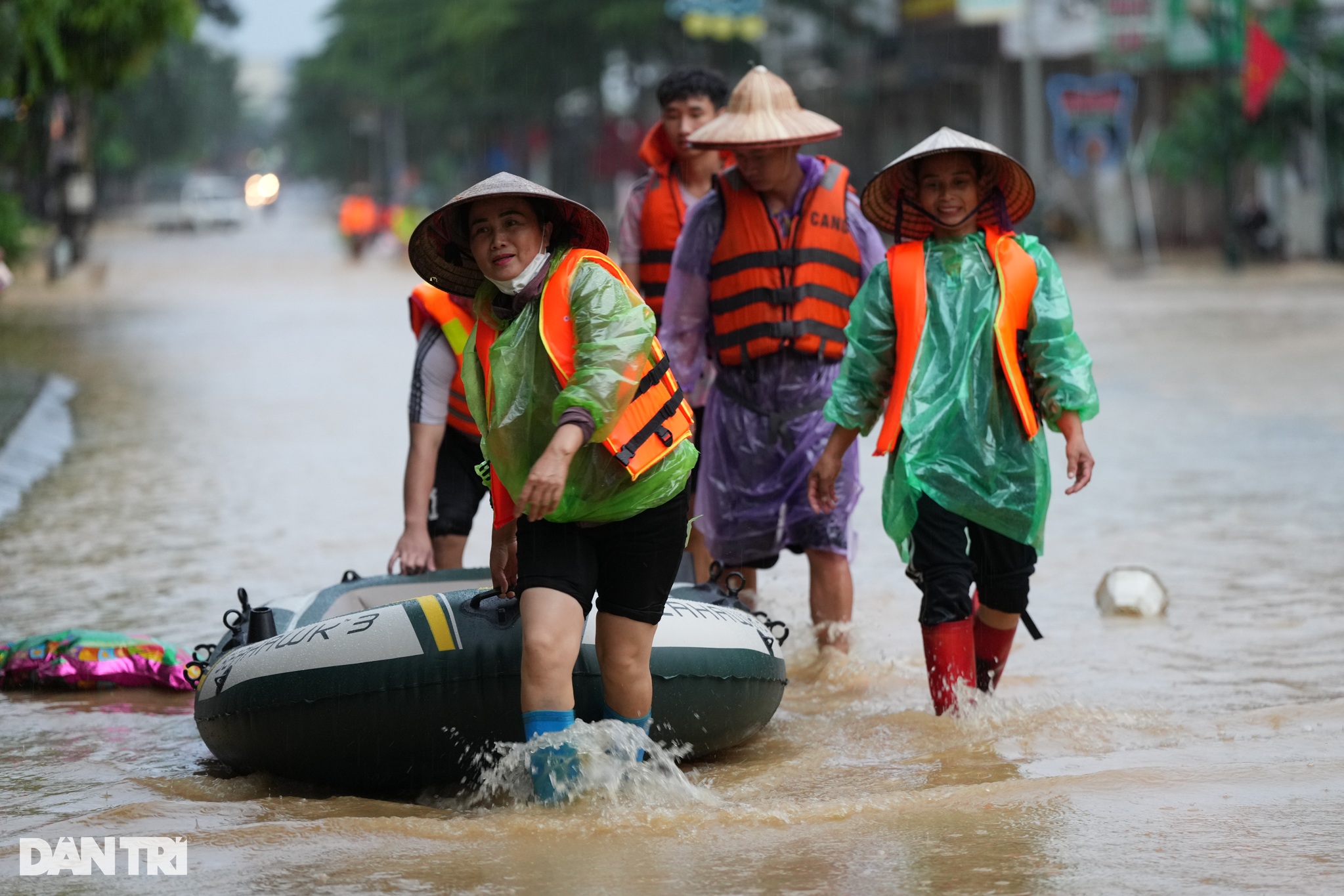 View - Xuyên đêm tiếp tế lương thực cho người dân vùng lũ Thái Nguyên | Báo Dân trí