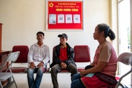 Bác ruột đề nghị tôi ký từ chối nhận thừa kế để sang tên sổ đỏ cho con trai