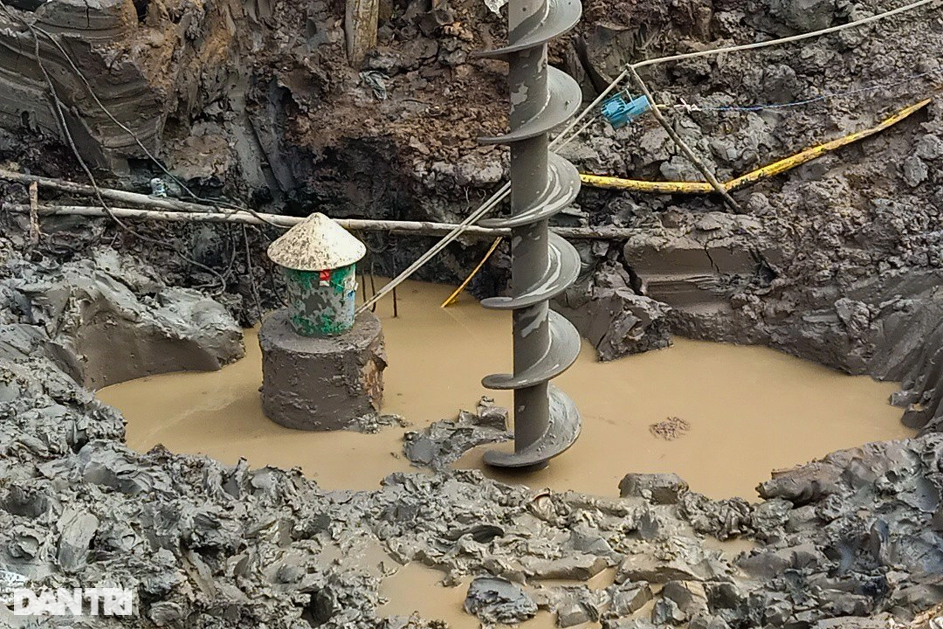 Gần 50 giờ giải cứu bé trai rơi xuống trụ bê tông sâu 35m ở Đồng Tháp - 2 Gần 50 giờ giải cứu bé trai rơi xuống trụ bê tông sâu 35m ở Đồng Tháp - 2