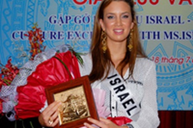 Hoa hậu Israel đến thăm làng trẻ mồ côi Birla