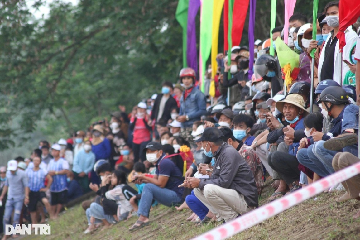 Sôi nổi lễ hội đua thuyền nhân ngày sinh cố Tổng Bí thư Lê Duẩn - 6 Sôi nổi lễ hội đua thuyền nhân ngày sinh cố Tổng Bí thư Lê Duẩn - 6