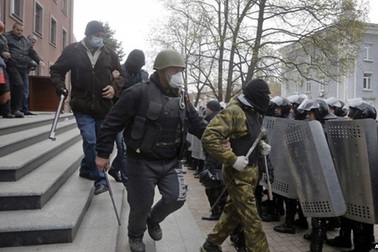 Các tay súng chiếm đồn cảnh sát ở đông Ukraine 