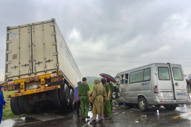 Vụ xe khách tông container làm 3 người chết: Xe khách lấn làn đường!