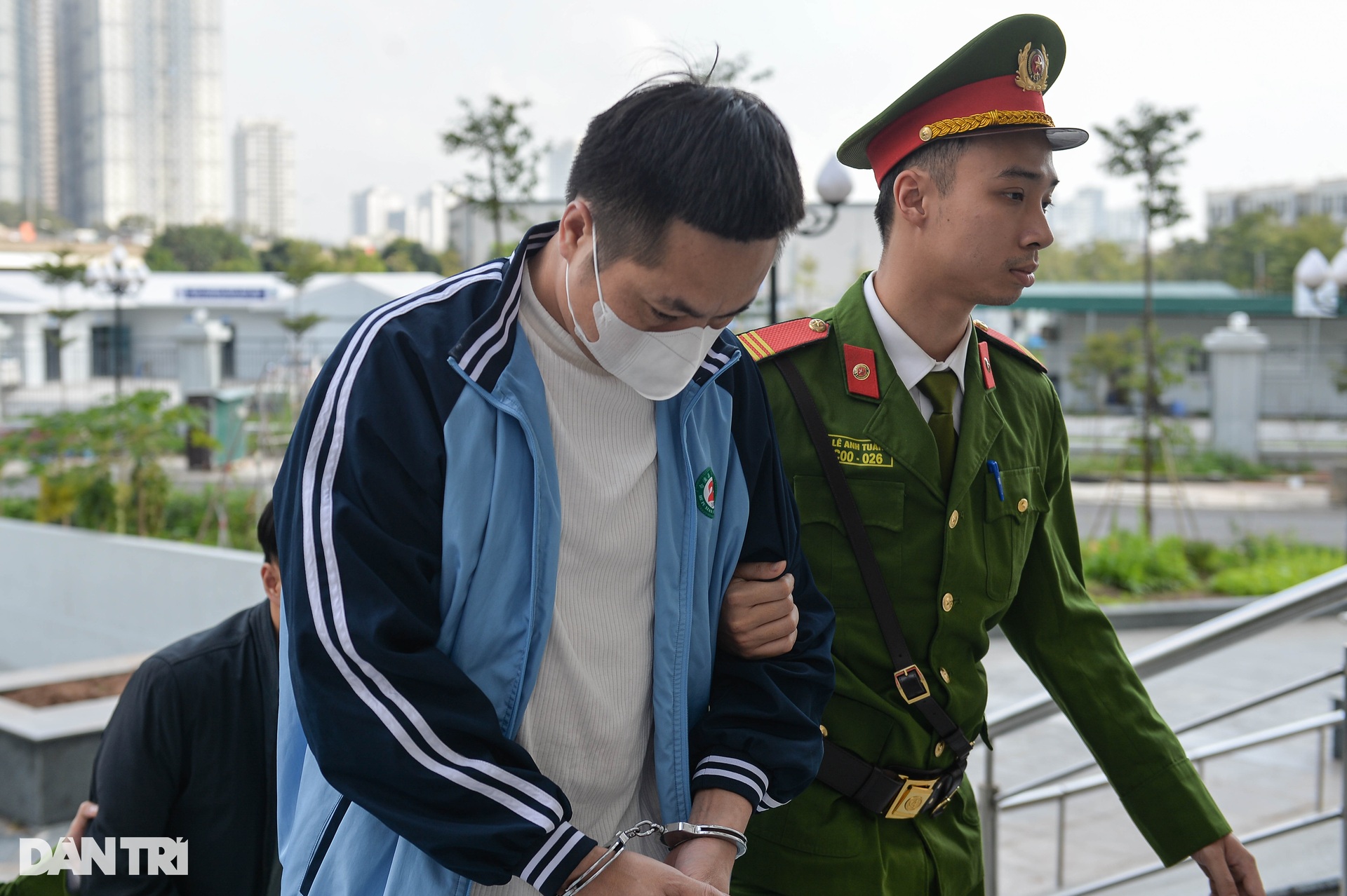 Dẫn giải 3 cựu cán bộ công an bị cáo buộc bắn trộm dê của dân đến hầu tòa - 4