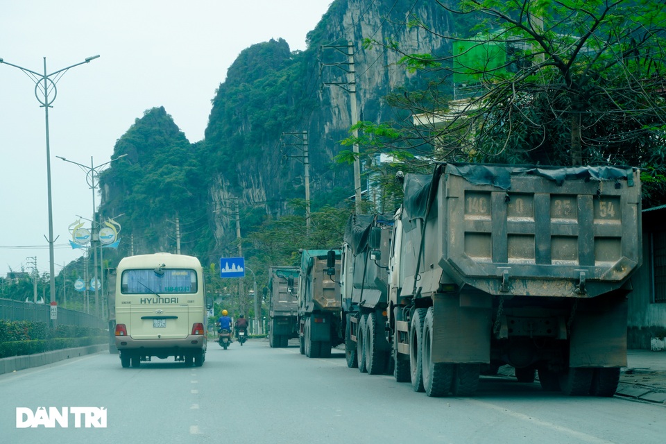 Binh đoàn xe hổ vồ hoành hành trên khắp các tuyến đường ở Quảng Ninh - 5 Binh đoàn xe hổ vồ hoành hành trên khắp các tuyến đường ở Quảng Ninh - 5