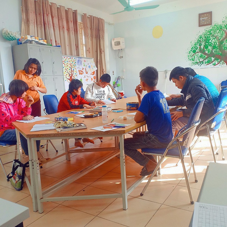 Ác mộng da cam và men say yêu thương ở làng trẻ em nhiễm chất độc dioxin - 12 Ác mộng da cam và men say yêu thương ở làng trẻ em nhiễm chất độc dioxin - 12