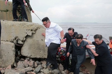 Ông Kim Jong-un đi xe bình dân, không ngại lấm lem khi thị sát