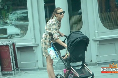 Irina Shayk đưa con gái ra phố