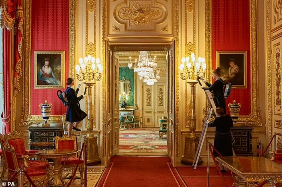 Cung điện Buckingham tìm người phủi bụi, lương 700 triệu đồng/năm - 1 Cung điện Buckingham tìm người phủi bụi, lương 700 triệu đồng/năm - 1