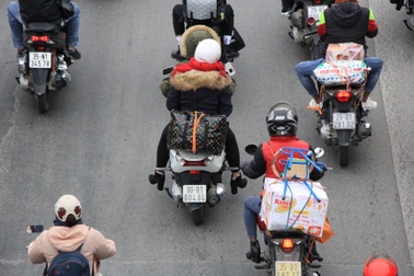 Người dân lỉnh kỉnh đồ đạc trở về thủ đô sau kỳ nghỉ Tết