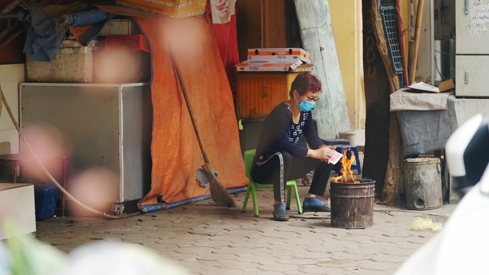 Hà Nội: Phố phường nghi ngút khói ngày Rằm tháng Giêng - 8 Hà Nội: Phố phường nghi ngút khói ngày Rằm tháng Giêng - 8