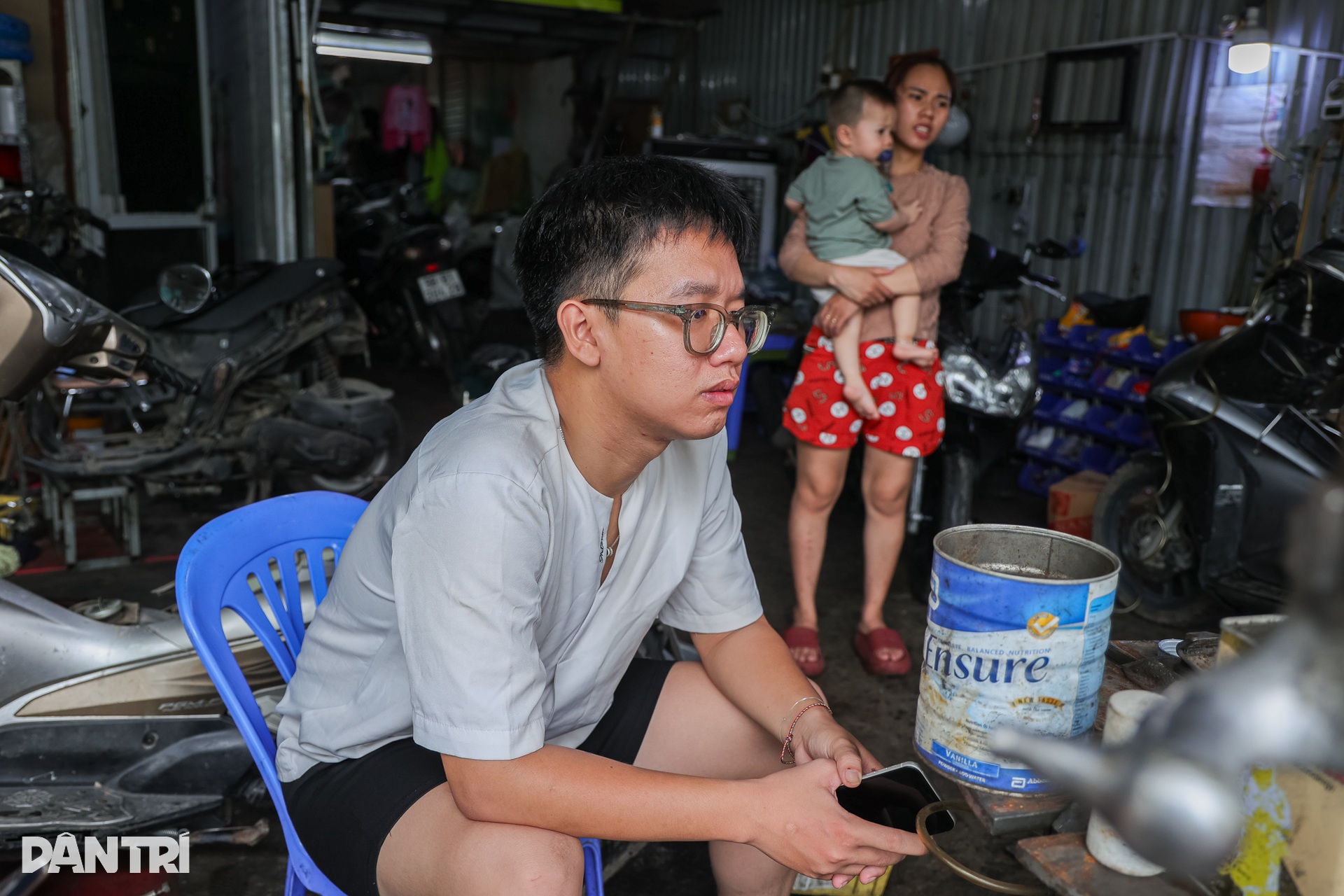 Xe chết máy la liệt sau mưa lớn ở Hà Nội, cửa hàng sửa ngày đêm không xuể - 10 Xe chết máy la liệt sau mưa lớn ở Hà Nội, cửa hàng sửa ngày đêm không xuể - 10