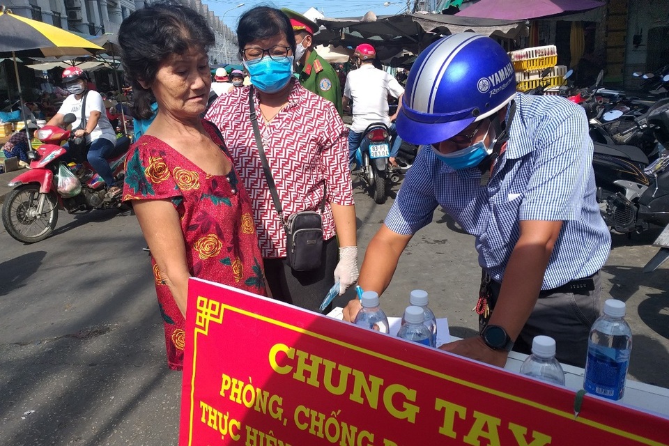 Chủ tịch TPHCM: Chụp ảnh cũng phải đeo khẩu trang - 3 Chủ tịch TPHCM: Chụp ảnh cũng phải đeo khẩu trang - 3