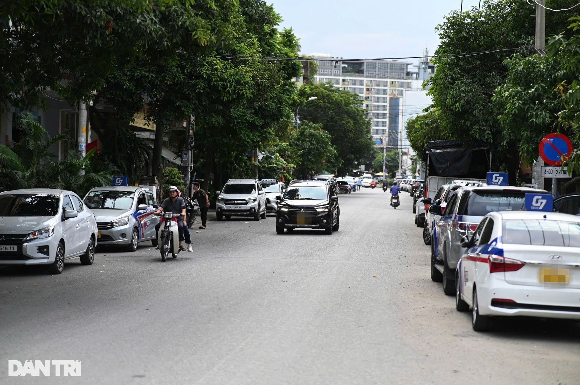 Taxi dừng đỗ tràn lan ở nhiều tuyến đường xung quanh sân bay Tân Sơn Nhất - 7