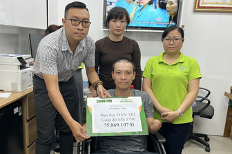 Món quà Giáng sinh nghĩa tình đến với người chồng bị điện giật mất 2 tay