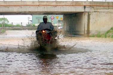 “Bơi” qua hầm chui đại lộ Thăng Long
