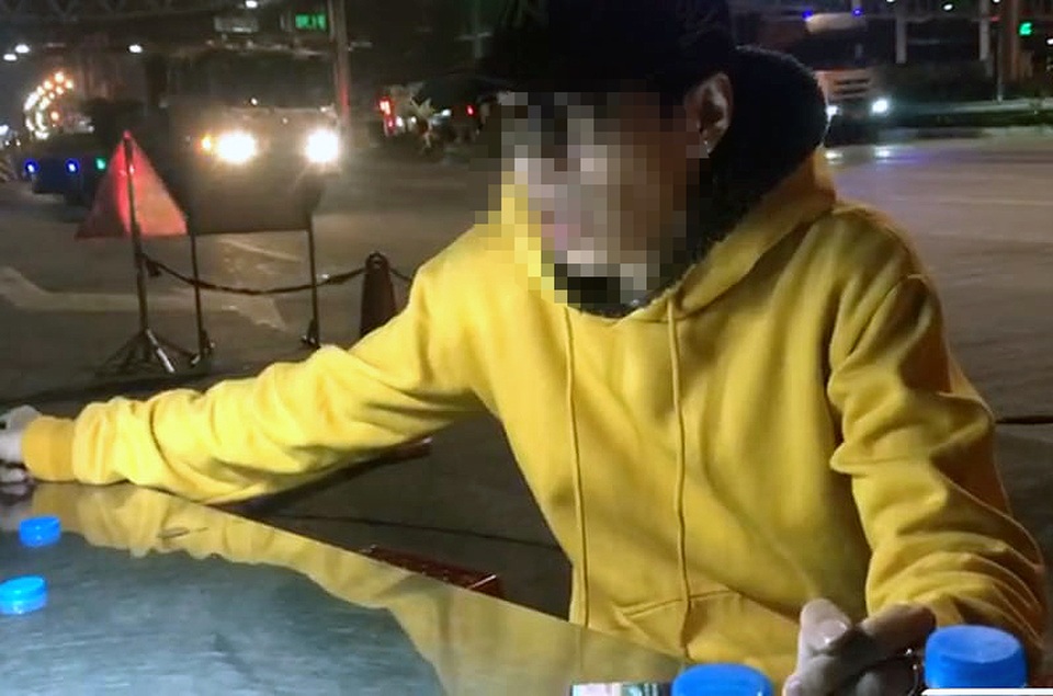 Dính ma túy, tài xế xe Lexus nói hút thuốc lào nhưng nhầm… cỏ Mỹ - 2 Dính ma túy, tài xế xe Lexus nói hút thuốc lào nhưng nhầm… cỏ Mỹ - 2