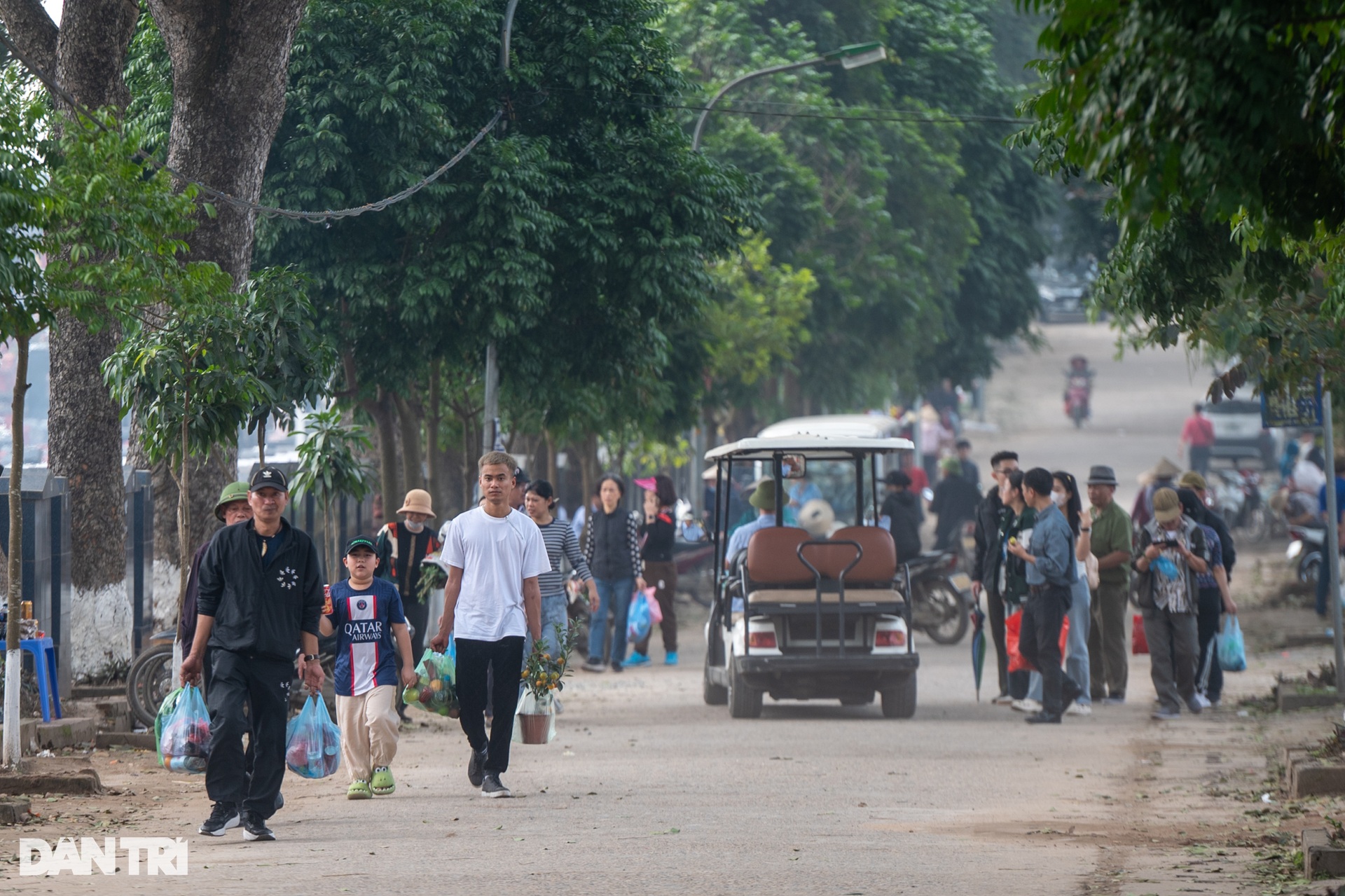 Người Hà Nội đi tảo mộ trước dịp Tết Nguyên đán - 3 Người Hà Nội đi tảo mộ trước dịp Tết Nguyên đán - 3