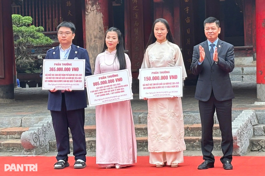 Hanoi rewards teachers leading national and international teams with over 9 billion VND - 1 Hà Nội thưởng giáo viên lãnh đội tuyển quốc gia, quốc tế hơn 9 tỷ đồng - 1