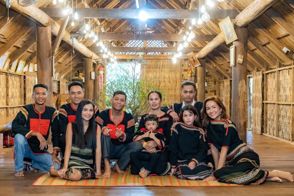 HHen Niê: Mỗi lần nhớ nhà Hen sẽ khóc, rồi chuyển khoản về cho gia đình - 4 HHen Niê: Mỗi lần nhớ nhà Hen sẽ khóc, rồi chuyển khoản về cho gia đình - 4