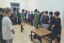 Hàng chục học sinh, thiếu niên mang bom xăng để hỗn chiến