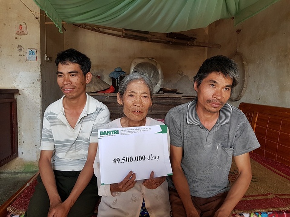 Bạn đọc Dân trí giúp đỡ cụ bà gồng mình nuôi con tâm thần gần 50 triệu đồng - 4 Bạn đọc Dân trí giúp đỡ cụ bà gồng mình nuôi con tâm thần gần 50 triệu đồng - 4