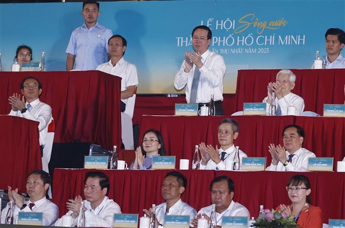 Chủ tịch nước Võ Văn Thưởng và các đồng chí lãnh đạo, nguyên lãnh đạo Đảng Nhà nước dự Lễ hội sông nước Thành Phố Hồ Chí Minh. Ảnh: Thống Nhất/TTXVN.