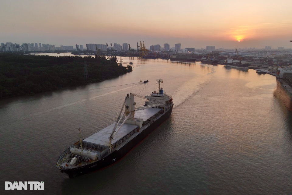 Lộ diện hai đoàn tàu của tuyến Metro số 1 trị giá 2 tỷ đô cập cảng TPHCM - 1 Lộ diện hai đoàn tàu của tuyến Metro số 1 trị giá 2 tỷ đô cập cảng TPHCM - 1