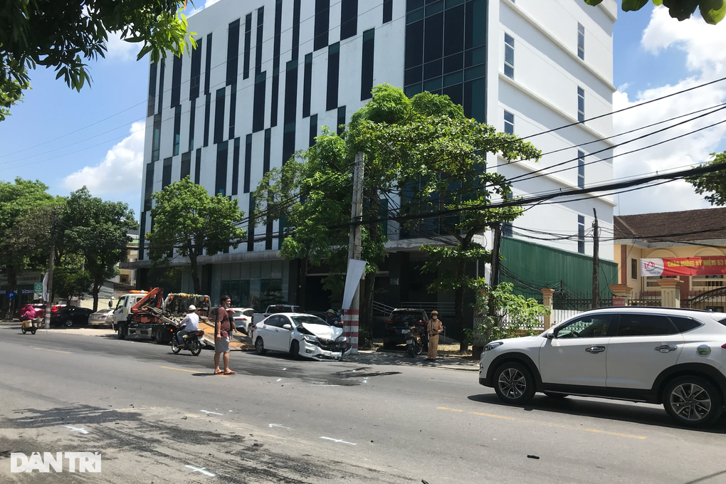2 ô tô nát bét đầu sau va chạm trên phố - 1 2 ô tô nát bét đầu sau va chạm trên phố - 1