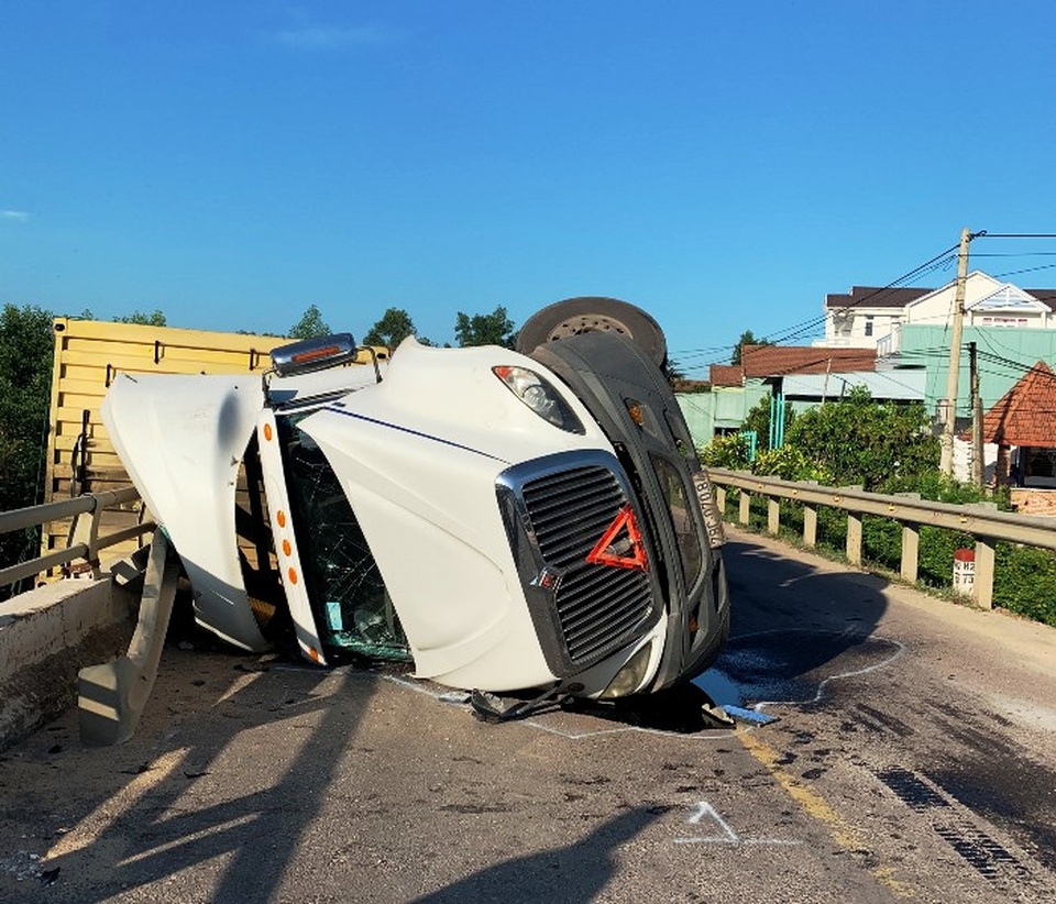 Xe đầu kéo lật nghiêng, thùng xe nằm chênh vênh trên thành cầu Xe đầu kéo lật nghiêng, thùng xe nằm chênh vênh trên thành cầu