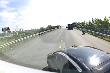 Đi kiểu "châu chấu đá xe", ô tô con bị xe bồn ủi văng xa