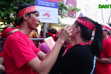 Cổ động viên Việt Nam hâm nóng bầu không khí tại sân Rizal Memorial