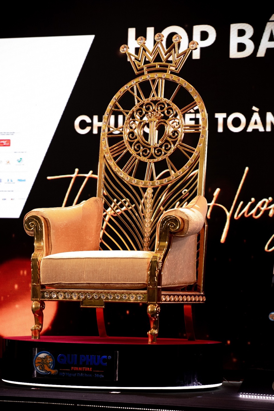 Tiết lộ bất ngờ về ghế đăng quang và quyền trượng dành cho tân Hoa hậu Việt Nam 2020 - 2 Tiết lộ bất ngờ về ghế đăng quang và quyền trượng dành cho tân Hoa hậu Việt Nam 2020 - 2