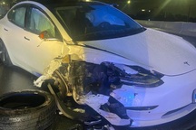 Vừa bật tính năng Autopilot, xe Tesla đã đâm gục xe cảnh sát