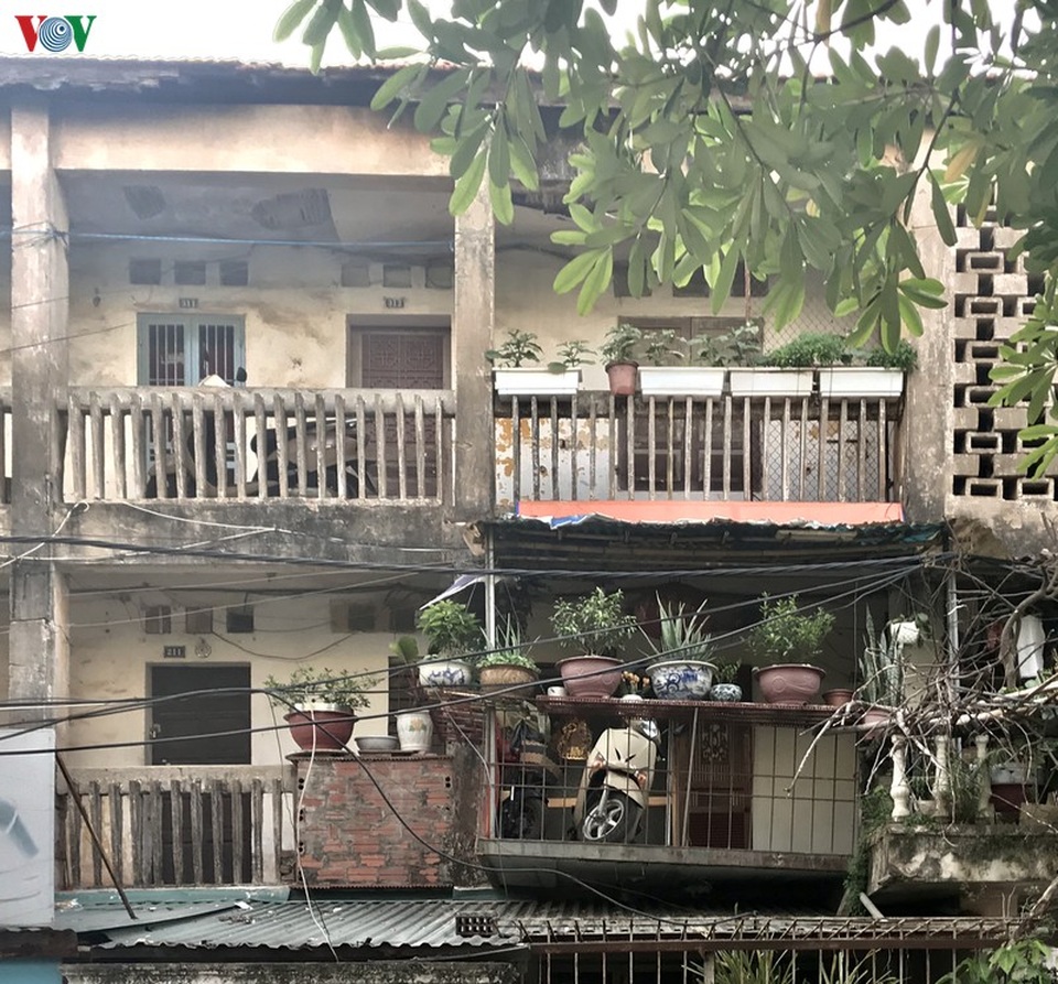 Đội nón, mặc áo mưa sống trong khu tập thể dột nát giữa Hà Nội - 8 Đội nón, mặc áo mưa sống trong khu tập thể dột nát giữa Hà Nội - 8