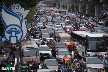 Người Hà Nội nhích từng mét vượt ùn tắc trong mưa rét sáng đầu tuần