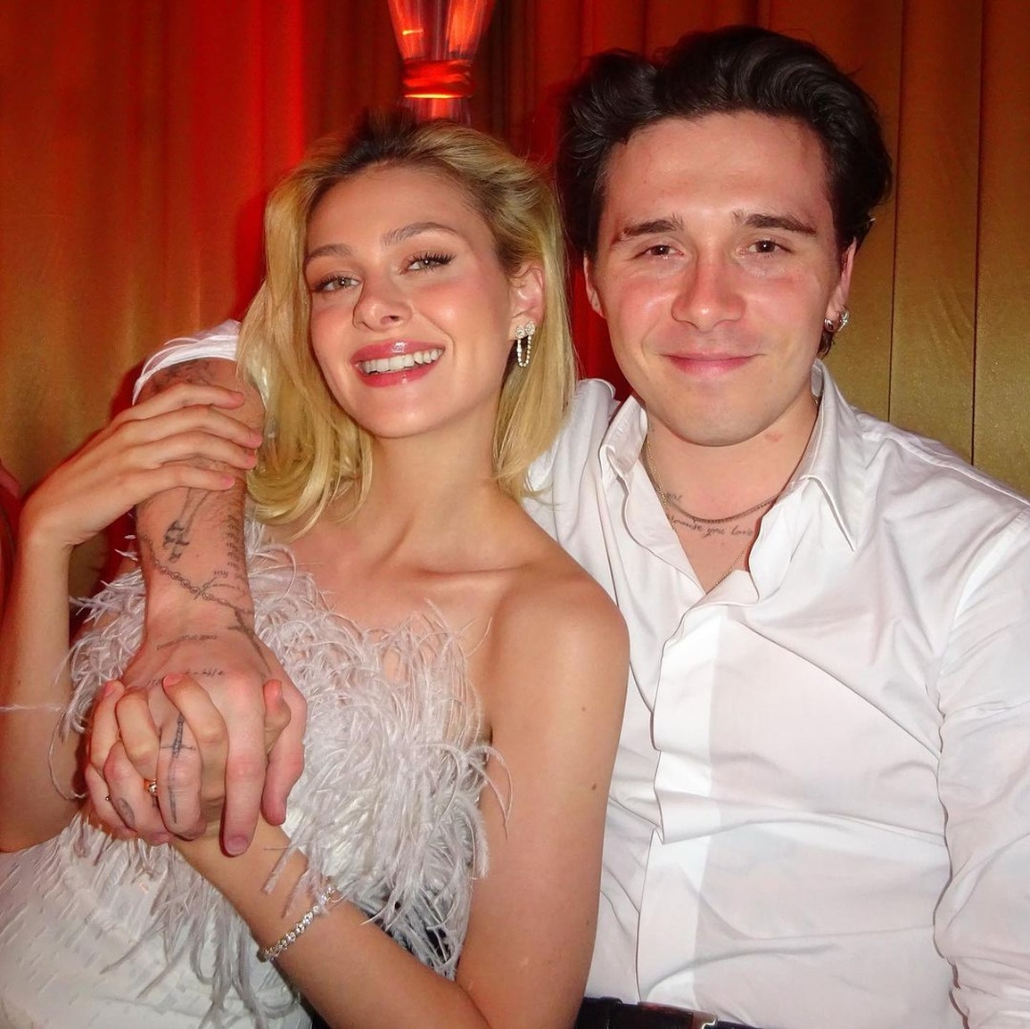 Brooklyn Beckham thể hiện điều gì trong lần đầu xuống phố với vợ? - 5 Brooklyn Beckham thể hiện điều gì trong lần đầu xuống phố với vợ? - 5